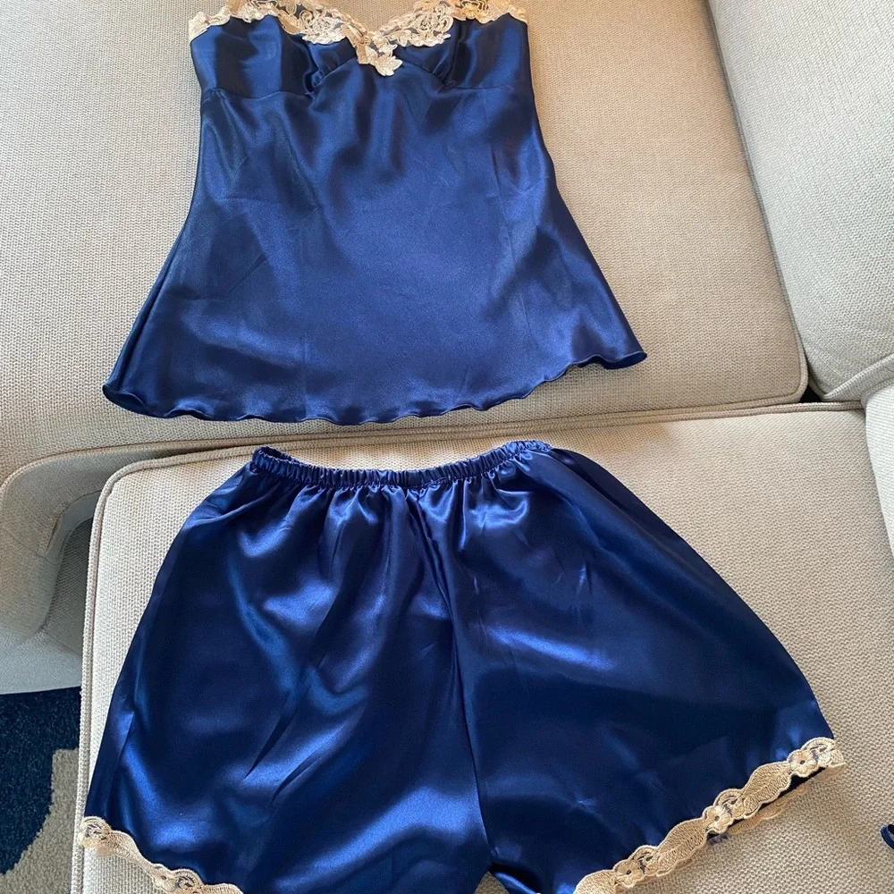 Luxurious Blue Satin Robe with Lace Accents NWOT 100% polyester feels like silk - Picture 6 of 16